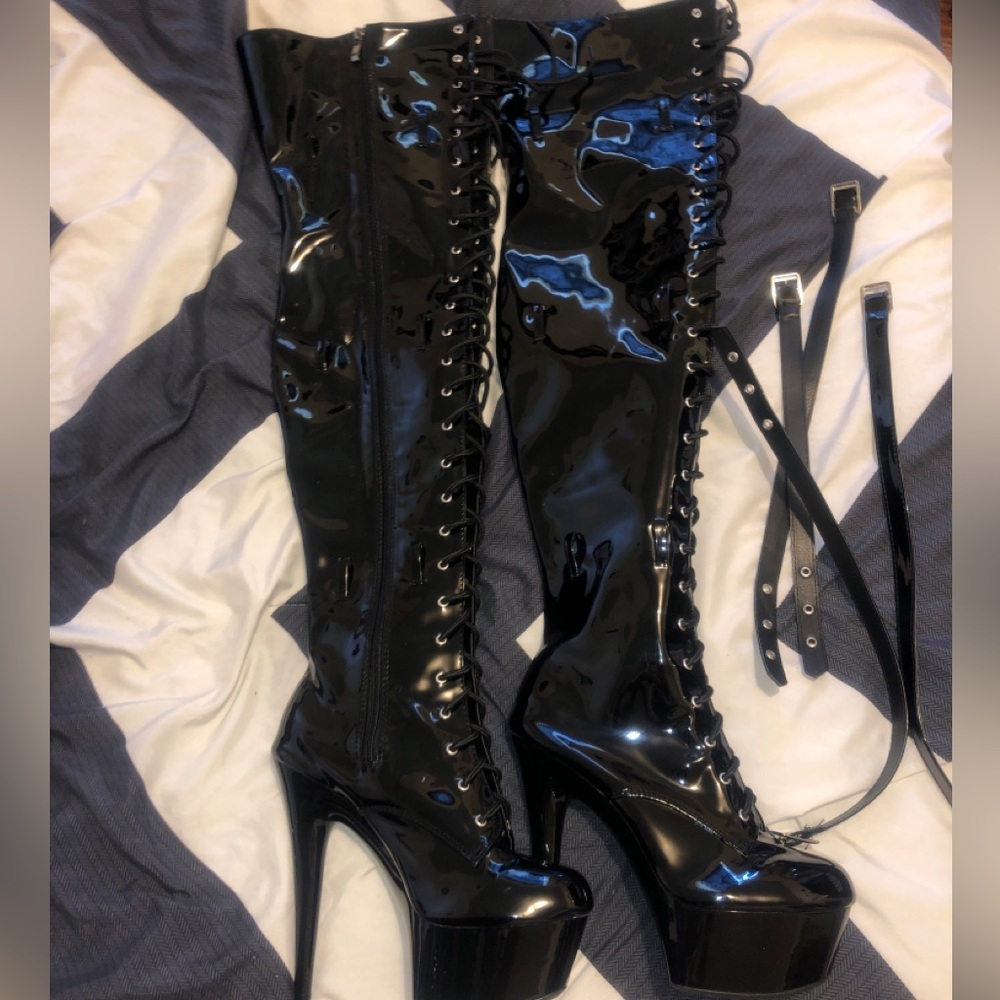 Sold 🤍Leather thigh high platform boots